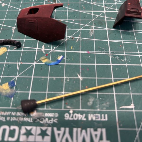 ジョニーライデンザクⅡですが、押し入れから出してきたキットだということもあり、脚部バーニアのピンが全て折れていました。半完成状態でしまっていた際、落とすかぶつけるかしてバーニア三つピンごと折れたのでしょう。というわけで補修作業開始です。ぶっちゃけ接着剤でくっつければしまいなのですが、後でポロリは面倒なので軸打ちすることに。使用アイテムは1.5mm真鍮線。MGの股関節などもこれ一本と瞬着でで安心。おすすめです。ピンバイスでバーニア、脚の接続部に1.5mmの穴を開け、ペンチを使ってそれぞれに接続するだけです。今回は可動部分でもなく力もかからないので接着もしていません。わずか3分ほどでよみがえりました😆仕上げではなく工作するようのピンバイスはたくさん入っていて安価なやつを使っています。ゴットハンドの・・・品物はいいんでしょうけど、見えないところに使うには、価格がね😓いつかは揃えてみたいですけどね⭐️（2枚目）