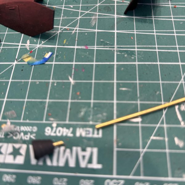 ジョニーライデンザクⅡですが、押し入れから出してきたキットだということもあり、脚部バーニアのピンが全て折れていました。半完成状態でしまっていた際、落とすかぶつけるかしてバーニア三つピンごと折れたのでしょう。というわけで補修作業開始です。ぶっちゃけ接着剤でくっつければしまいなのですが、後でポロリは面倒なので軸打ちすることに。使用アイテムは1.5mm真鍮線。MGの股関節などもこれ一本と瞬着でで安心。おすすめです。ピンバイスでバーニア、脚の接続部に1.5mmの穴を開け、ペンチを使ってそれぞれに接続するだけです。今回は可動部分でもなく力もかからないので接着もしていません。わずか3分ほどでよみがえりました😆仕上げではなく工作するようのピンバイスはたくさん入っていて安価なやつを使っています。ゴットハンドの・・・品物はいいんでしょうけど、見えないところに使うには、価格がね😓いつかは揃えてみたいですけどね⭐️（3枚目）