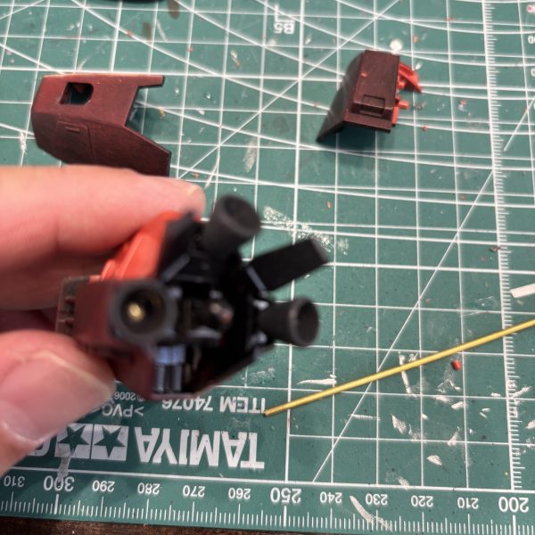 ジョニーライデンザクⅡですが、押し入れから出してきたキットだということもあり、脚部バーニアのピンが全て折れていました。半完成状態でしまっていた際、落とすかぶつけるかしてバーニア三つピンごと折れたのでしょう。というわけで補修作業開始です。ぶっちゃけ接着剤でくっつければしまいなのですが、後でポロリは面倒なので軸打ちすることに。使用アイテムは1.5mm真鍮線。MGの股関節などもこれ一本と瞬着でで安心。おすすめです。ピンバイスでバーニア、脚の接続部に1.5mmの穴を開け、ペンチを使ってそれぞれに接続するだけです。今回は可動部分でもなく力もかからないので接着もしていません。わずか3分ほどでよみがえりました😆仕上げではなく工作するようのピンバイスはたくさん入っていて安価なやつを使っています。ゴットハンドの・・・品物はいいんでしょうけど、見えないところに使うには、価格がね😓いつかは揃えてみたいですけどね⭐️（4枚目）