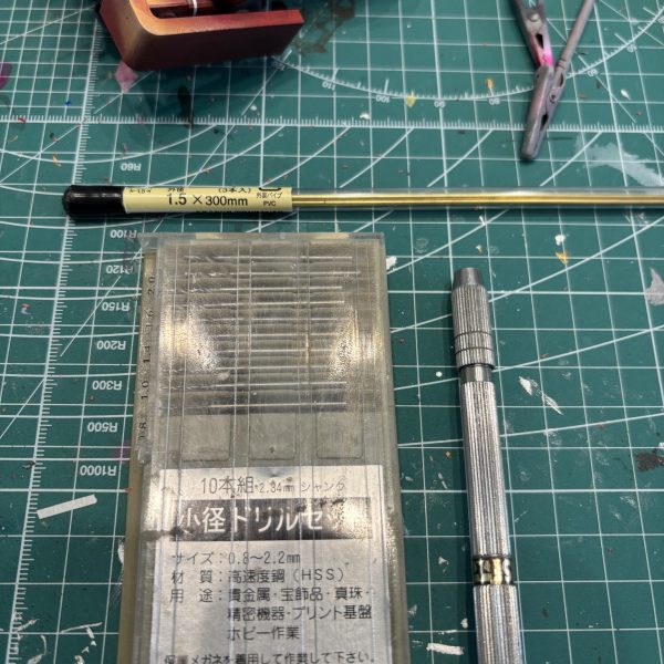 ジョニーライデンザクⅡですが、押し入れから出してきたキットだということもあり、脚部バーニアのピンが全て折れていました。半完成状態でしまっていた際、落とすかぶつけるかしてバーニア三つピンごと折れたのでしょう。というわけで補修作業開始です。ぶっちゃけ接着剤でくっつければしまいなのですが、後でポロリは面倒なので軸打ちすることに。使用アイテムは1.5mm真鍮線。MGの股関節などもこれ一本と瞬着でで安心。おすすめです。ピンバイスでバーニア、脚の接続部に1.5mmの穴を開け、ペンチを使ってそれぞれに接続するだけです。今回は可動部分でもなく力もかからないので接着もしていません。わずか3分ほどでよみがえりました😆仕上げではなく工作するようのピンバイスはたくさん入っていて安価なやつを使っています。ゴットハンドの・・・品物はいいんでしょうけど、見えないところに使うには、価格がね😓いつかは揃えてみたいですけどね⭐️（5枚目）