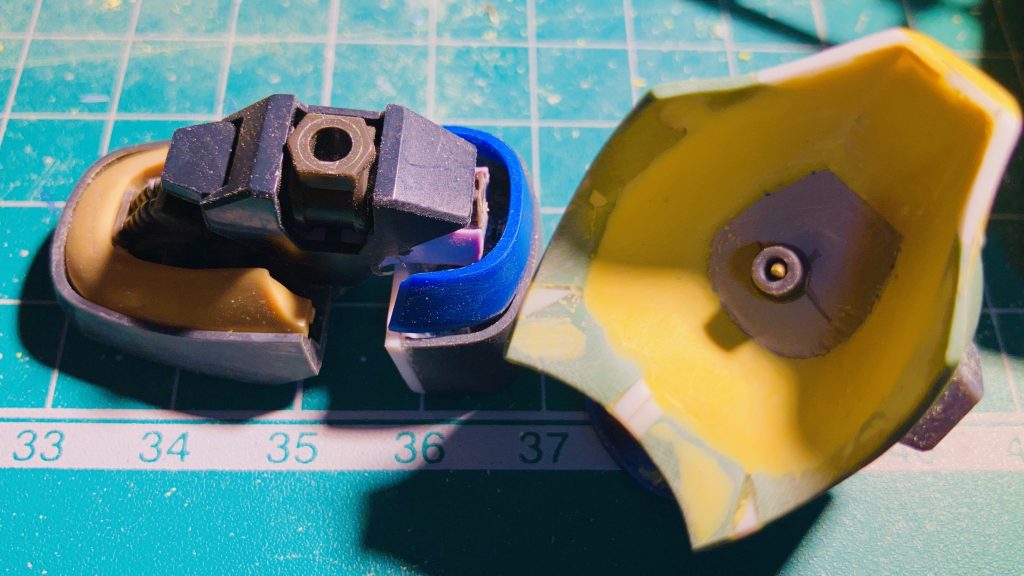 足から見ていきます、基本的にザク系のパーツを組み合わせていますが、足首には全く違うパーツが鎮座しています笑、鉄血系の…ルプスだったかな？パーツ置き換えに伴い、レッグスカート部分を干渉しない様に大幅にけずっています。