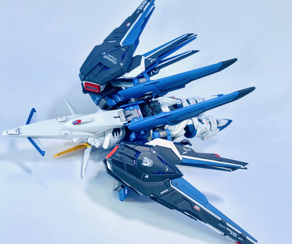 どうしても頭が大きく目立ったり、シールド接続のため腰から先がウイングガンダムみたく反転してたりと若干変形機構が違いますが、形にできて満足です