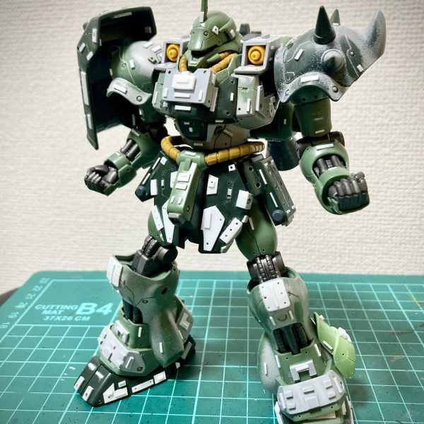 肩にファンネル、背中にバーニアを追加してNT専用ギラドーガを制作中です。ヤクトドーガ超え目標。（2枚目）