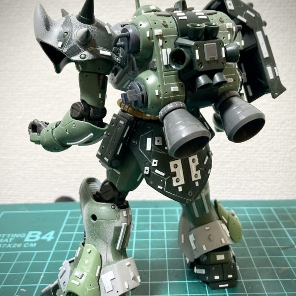 肩にファンネル、背中にバーニアを追加してNT専用ギラドーガを制作中です。ヤクトドーガ超え目標。（3枚目）