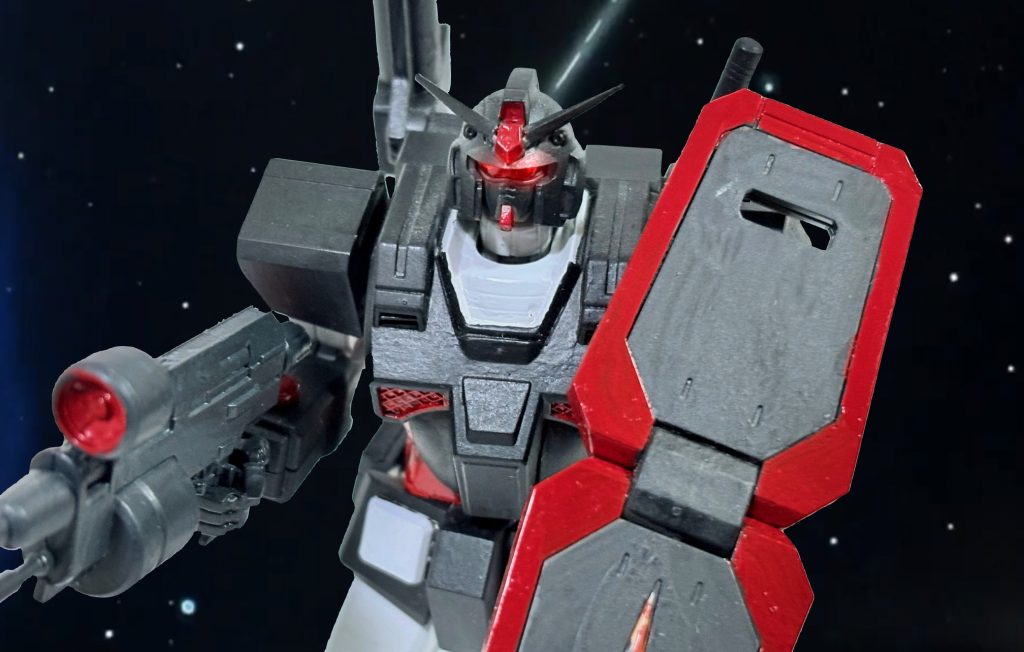 ジェシカ：鷹山さんと大下さんはジャブロー攻防戦以降、乗機をヘビーガンダムとG-3ガンダムに乗り換えております。これまでのガンダムよりも性能が格段に向上しましたが、頂いた資料によれば一度ヘビーガンダムの開発プランが中止されたと伺っております。タカ：正確に言うと、俺のプロトタイプガンダムにガタがきたので、シミュレーションやCGモデルだけ作って中止になったプランをもとにテム・レイ博士とモスク・ハン博士が俺用に新しく作ったのがコイツです（スライドをさして話す）。ユージ：僕は北米での任務を終えてからオーガスタ研究所に行き、その時G-3の慣らし運転をやりました。モスク・ハン博士のマグネット・コーティングのおかげで、反応も素早くすごく気持ちよかったです。ジェシカ：その際にアレックスことガンダムNT-1と模擬戦を行い、勝利してますよね。ユージ：本当はアレックスにも乗りたかったんですが、グレーカラーのコイツの方が隠密性に優れていたので諦めました。タカ：お前はアレックスじゃなくてクリスを狙ってただろ？いい女だったじゃないか・・・。ユージ：午前0時のチャイムと同時に別れた。・・・だって生活変えてほしい、なんて言うんだもん。カイ：よう、俺達の知らないうちに色んなところに手ェ出すなんてやっぱり色男だねェ、お二人さん(gundam-kao7)タカ：次のスライド、いいかな？ジェシカ：ふふっ、わかりましたわ(zaku-kao5)