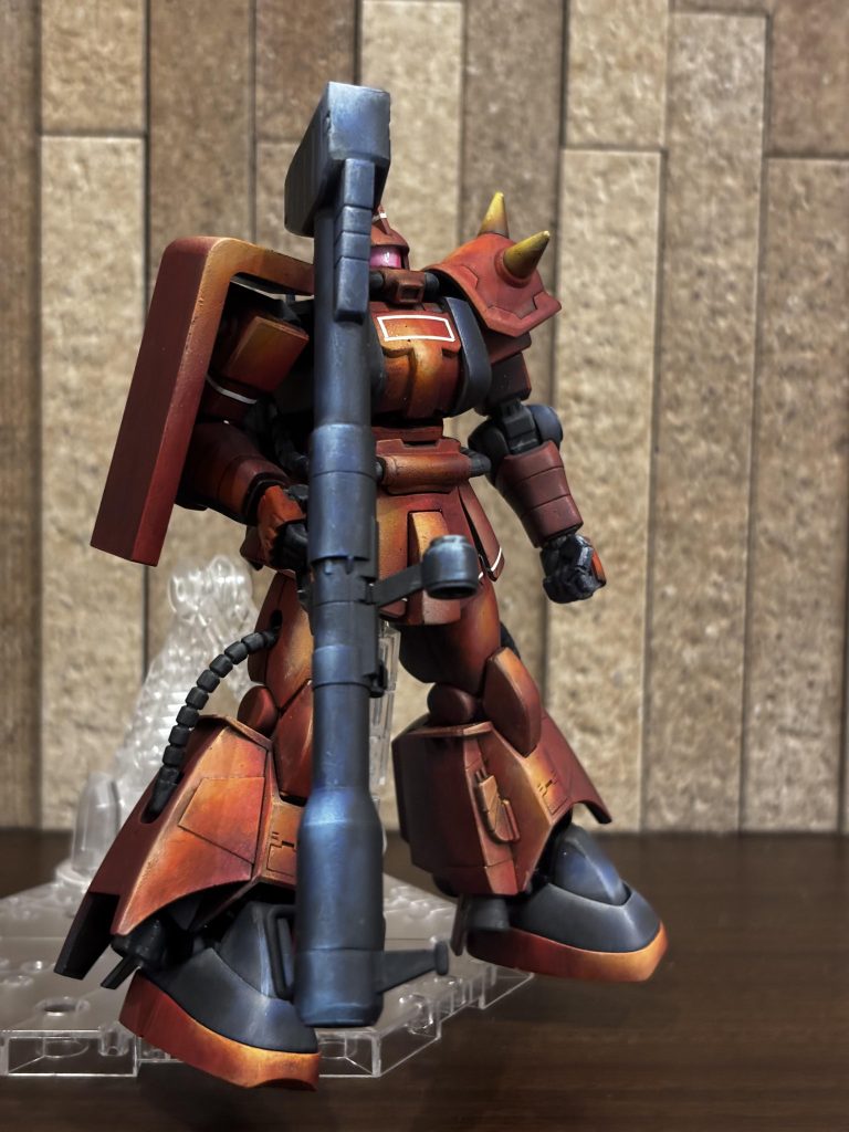 機体右斜から。この画像を見ている自分の上に光源があるイメージになります。陰影がだいぶ強調されています。