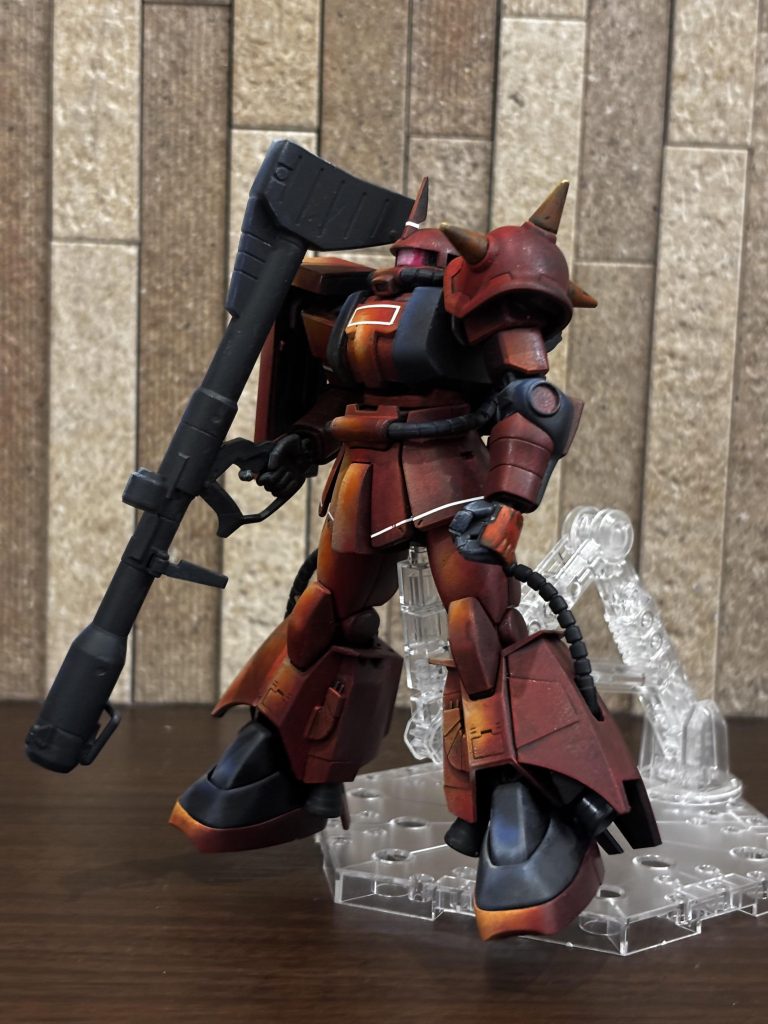 機体左斜側から。光が当たらない面です。黄色いスパイクに注目し、一つ前の写真と比較して頂ければ塗装の工夫を見ていただけるかなと思います。