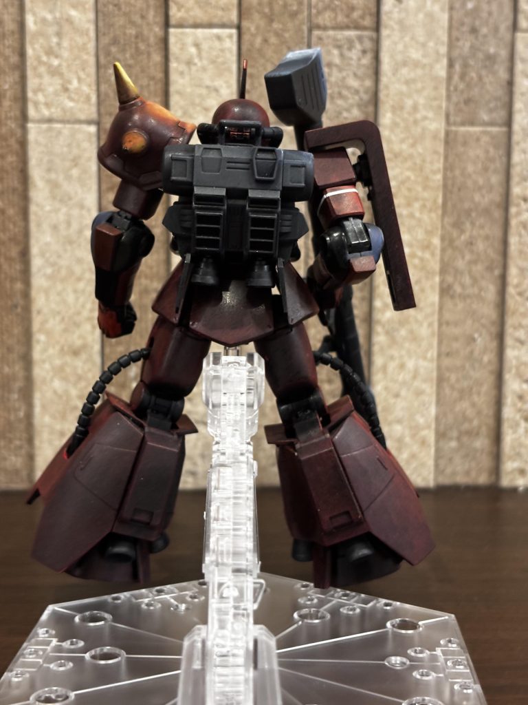 後ろ。ダークレッドベタ塗りです。前からの光源、後ろは影?どうなれば良いかわからずそのままです笑後に@okkさんからアドバイス頂いたのですが、余力なく断念しました😅次回は裏も塗りたいです。