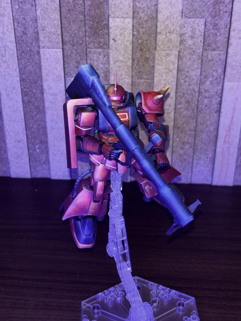 ブラックライトで。モノアイのブォーン感出てますかね?もっと照明を落としてモノアイピカっな画像もあったのですが、あざとかったので💦ちなみにモノアイはセロハンテープで作っています。以前MGドムで作ったものと同じ作り方です。制作途中にも挙げていますのでよかったら見てください。