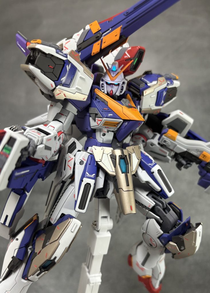 腰のボールジョイントを仕込んでるので稼働しますただ武装の影響もあり、あまり稼働させるのは危険な香り...