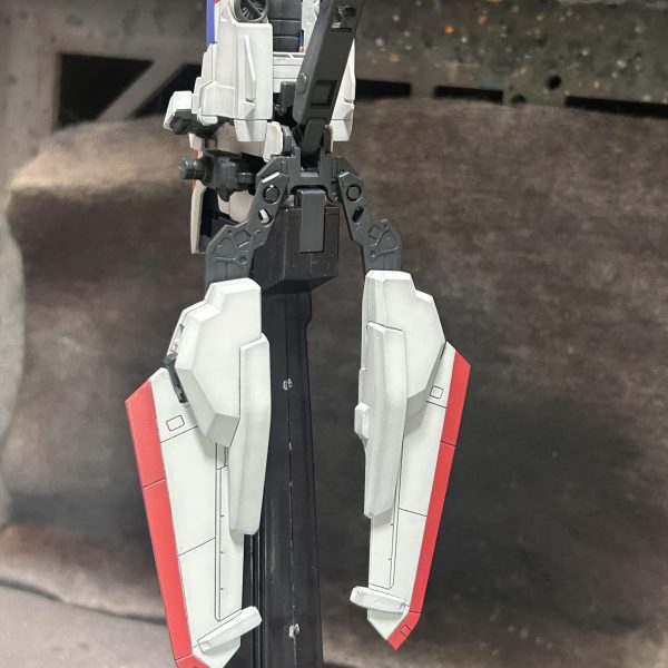 かなり複雑な変形機構ですね。全体の2割も出来上がってるか怪しいところですが、すでに塗装剥げが起きています。組んだら、変形させる気はないので、剥げた箇所は見えにくいのでいいですが。（2枚目）