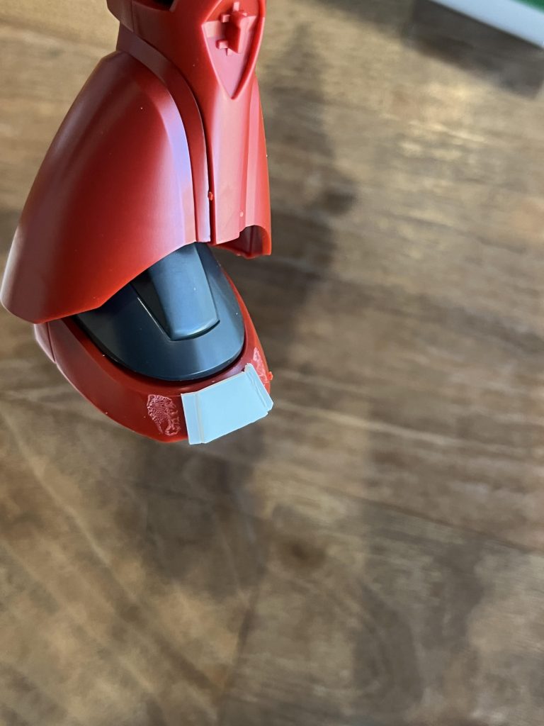 足先はプラ板を階段状に貼って、段差をシアノンで埋めて整形しています。&nbsp;これまで1/144のゲルググ&nbsp;関係のキットはどれも今ひとつの印象で、これも買って5年以上放置していました。他の方の作例をお手本に取り組みましたが、肩幅詰めと胴体延長だけでもプロポーションがぐっと良くなったように思います。