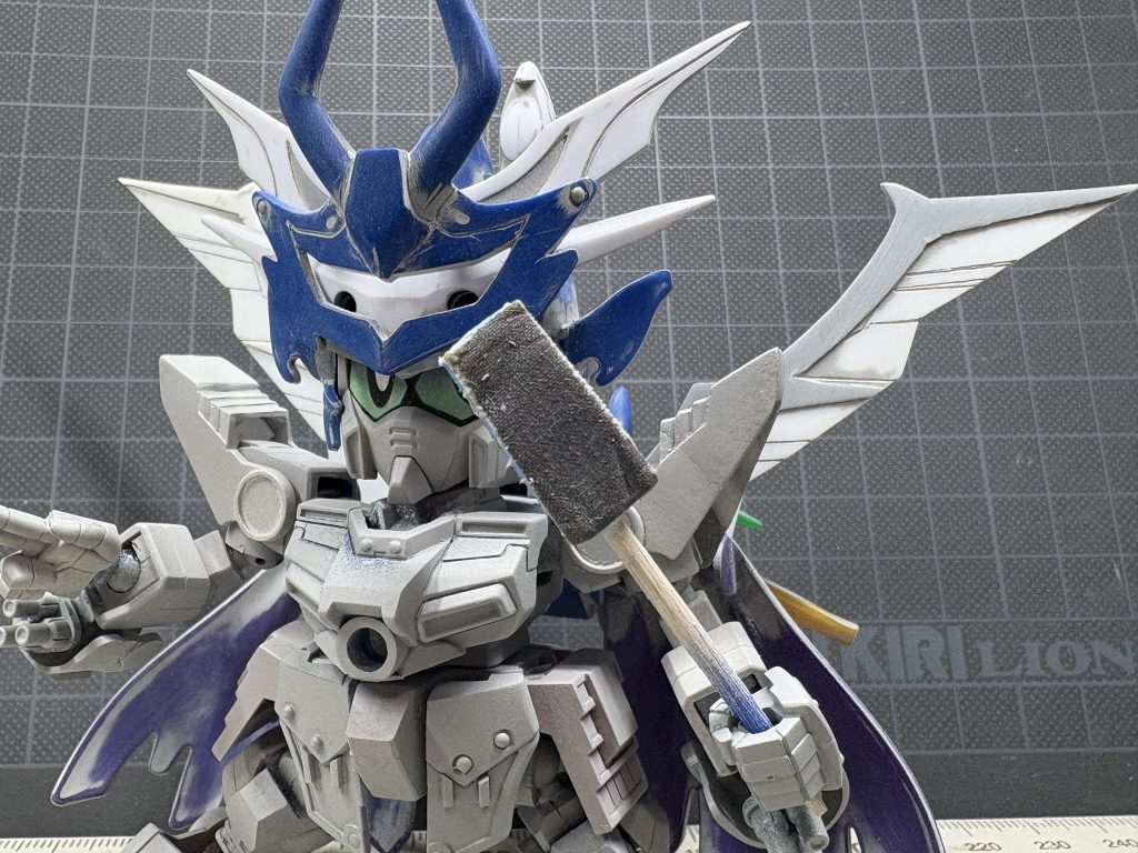 俺は、240や400で形状を整えた後にサフを吹いて、その後800番でサフを落としながら表面を磨くんだけど、このヤスリを切ってつまようじにつけたのが無いと、SDみたいに細かいのは磨けない。いちいち作るのめんどくさい。