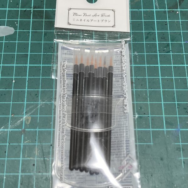 塗装済み。明るいグリーンと暗いグリーンの差を、もう少し出したい気もする。部分塗装にはダイソーのミニネイルアートブラシがオススメ！面相筆より好き😊（4枚目）