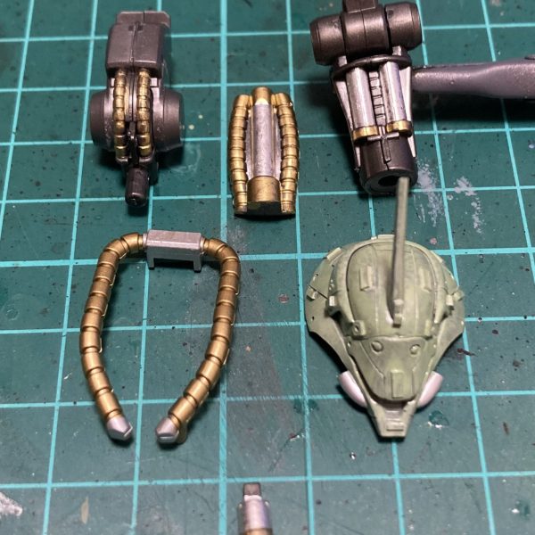 塗装済み。明るいグリーンと暗いグリーンの差を、もう少し出したい気もする。部分塗装にはダイソーのミニネイルアートブラシがオススメ！面相筆より好き😊（5枚目）