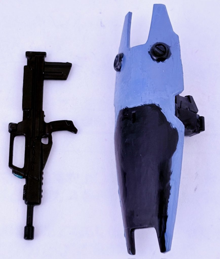 付属武器はジムライフルとシールド（ジムコマンドやジムスナイパーーⅡが装備するタイプ）の2種類。Gフレームやモビリティジョイントのビームサーベルやビームライフルを持たせようとしたが、手の径が狭いので装備できなかった(gundam-kao10)