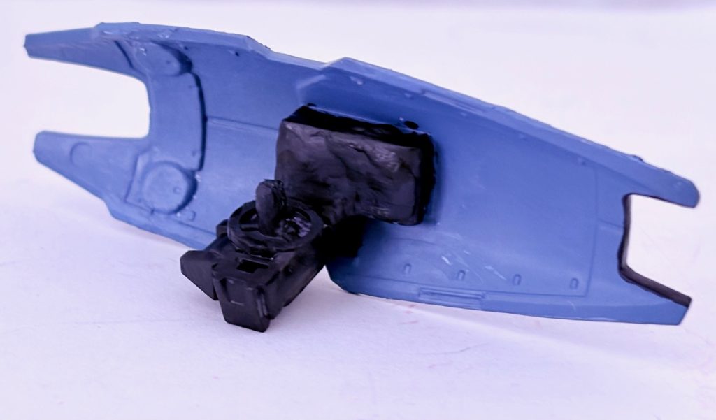 シールドはそのまま装備すると左腕だけでなく、トライ・ブースターにも干渉するので、干渉しないようジャンクパーツと化していた30MMシリーズの武器やジョイントを加工してシールドラックをもうけてある。