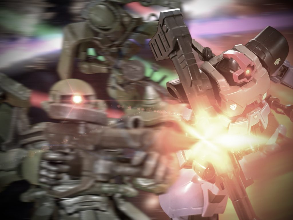 マイロは、自身の顔から血の気が引くのを感じた。 この女に、何がわかると言うのだ。命を懸けて戦い、死んでいった人たちがいる。その戦いの先に、今の戦いがあると言うのに——「申し訳ないけど、こんな食事しか摂れないのに、もう戦争なんて続けられないでしょ。誰だってわかる。」「貴様……!」「マイロ!」 一歩踏み出したマイロに、サラが駆け寄る。「スペースノイドの自由のために、死んでいった人たちの戦いを……無駄だというのか!?」「アンタらの自由のために、地球にいた人たちを何人殺したの。」「お互い様だろう!」「そう、お互い様だよ。」激昂するマイロとは対照的に、