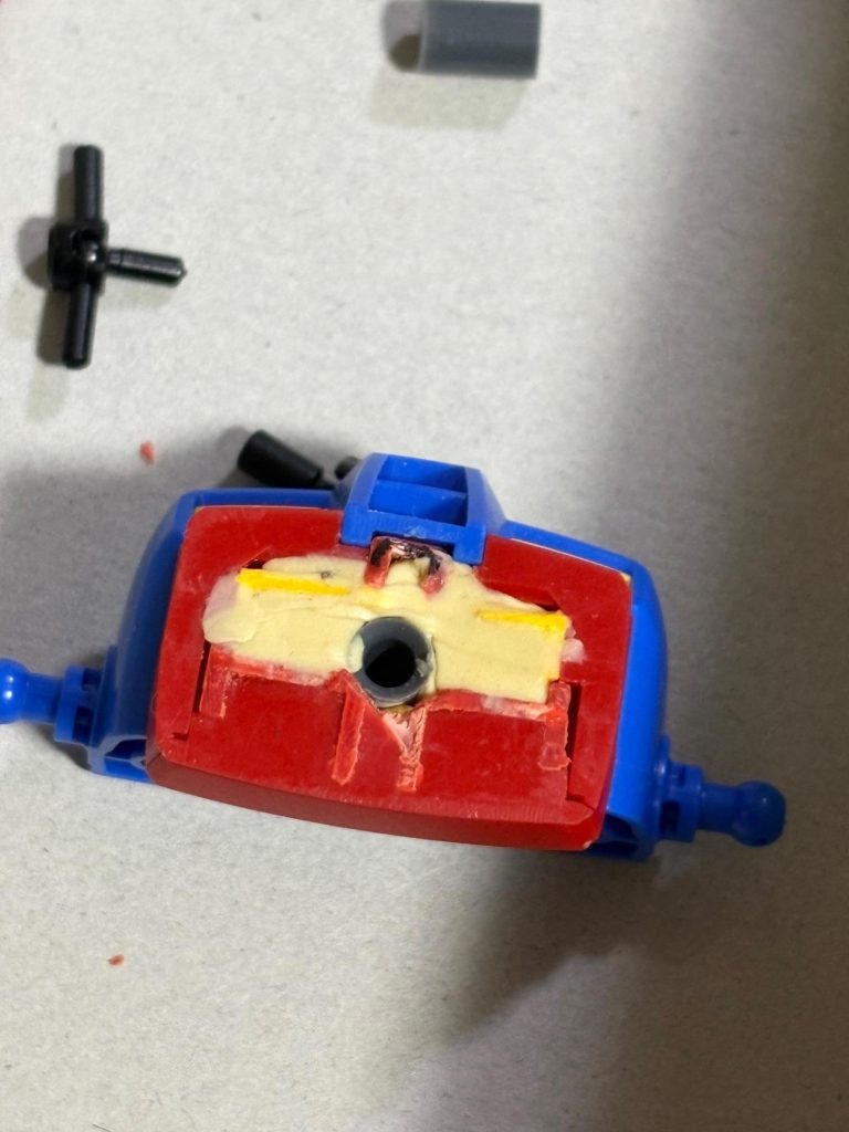 まずリバイバル版での例を挙げると、腰をつなぐパーツをニッパーでカッティングする。カッティング後は上下のいずれかにジョイントと受けを作る。写真の場合上半身にジョイントキャッチャーを付ける。