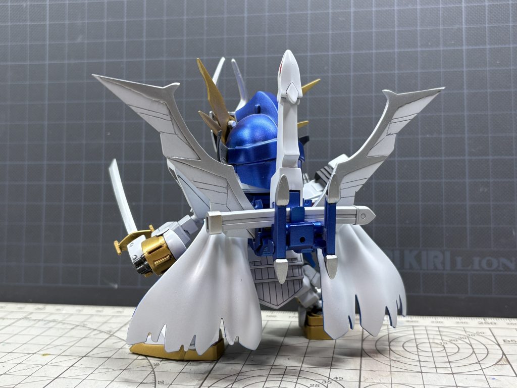 背中の羽根はキットパーツが小さかったので大きめの羽根をスクラッチ。元パーツを写真に撮り、それを大きくプリントアウトして型紙を作り、プラ板を切り出して作りました。