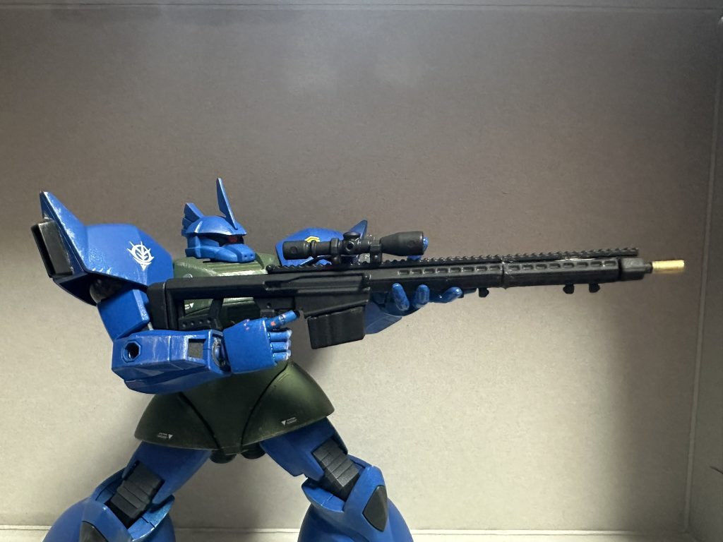 漫画になるべく近づけたポーズ。大型試作ビームライフルでサラミスを撃つシーンです。ライフルはセリアで売っているヤツを使っています。そのままだと銃身が短く大型感がでないので、2個使って銃身を倍に伸ばしています。そのままだと寂しかったのでアクセントで銃口を金色のパイプを付けました。ちなみに漫画ではライフルを脇に抱える形で撃ってるのですが、それに関して漫画のウソで、構造上その構え方は絶対不可能だったのでなるべく近いこのポーズで。