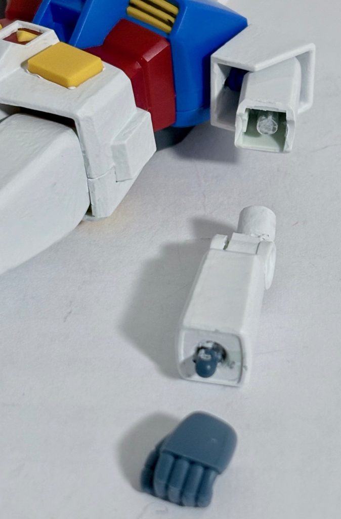 腕は前回同様に二の腕にジョイントキャッチャーを設けて可動できるようにして、手首はロボット魂のジョイントパーツを使用。ちなみに腰も分割して可動化してある。