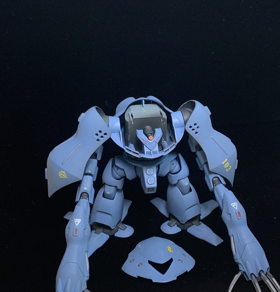 モノアイはボールジョイントで可動化しております。可動させやすいように胴体上部は外せるようにしました。また、各所丸モールドは開口してみました。以下、簡単にポージングです。