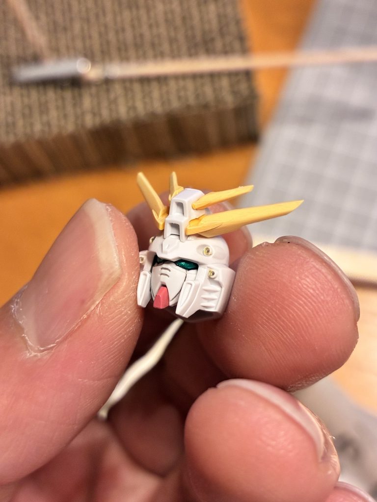 初めてツインアイも筆塗りしてみましたこんなの小さくて無理だと思いましたが、案外いけるんですね❗️せっかくシルバーとメタリックグリーンで輝かせたのに、ツヤ消しトップコートで輝きが無くなる大失態😹マスキング忘れました笑