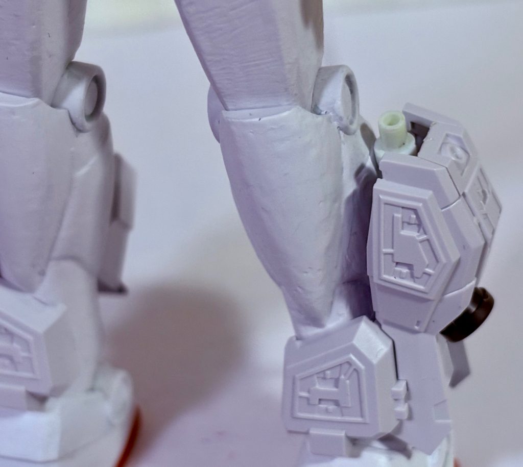 ビームサーベルは陸戦型ガンダムやブルーディスティニーのように脚部に装備されている。