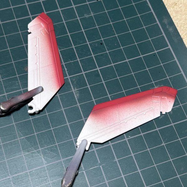 なかなか進まないですが、これだけ進みました。白外装を塗ったら、一気に組み上がっていく感じです。（2枚目）