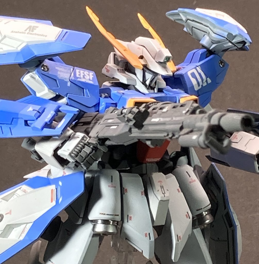 ヘルメットは内部をくり抜いて、Zplusのフェイスを移植してあります。実は、今回の改修の難所がここでした。一度は接着した部分を解体して修正するのは、なかなか難儀ですね。改修前はフェイスが奥にめり込んでいてバランスが悪かったのですが、今回の改修でかなり前に持ってくることができました。トサカをつけるとガンダム感がグッと増しますね。