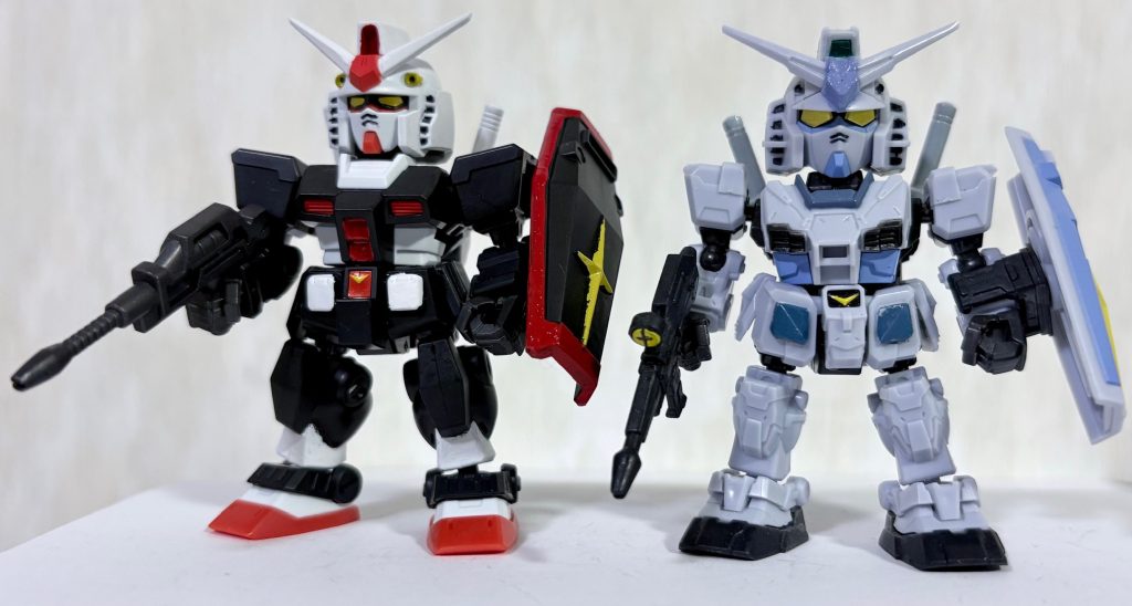 同シリーズのG3ガンダムと比較。プロトタイプと比べるとG3は今風のデザインになっている。プロトタイプ（同弾のノーマルガンダムも同じと思われるが）はGファイターとの合体を考慮しているのか角が少し短い。