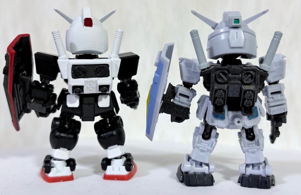 後ろからみた図。バックパックのバーニアのデザインが違うせいか、プロトタイプはガワラ風デザイン、G3はカトキ風デザインという印象を受ける。