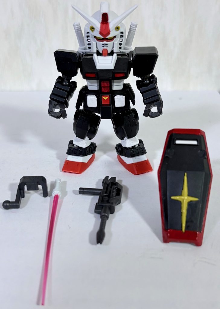 武器は専用ビームライフルとビームサーベル（刃先はHGのクリア刃に改造）、シールドと非常にシンプルな構成。Gアーマー用のシールドジョイント（左右）も付属。なおまだ買ってないが今弾は、GブルとGスカイ、Gアーマー用パーツの3種類をそろえる事で初めてガンダムとGファイターが完成する仕様となっている。※今日出たばかりなのか小生の地元のイオンでは在庫が大量にあった。