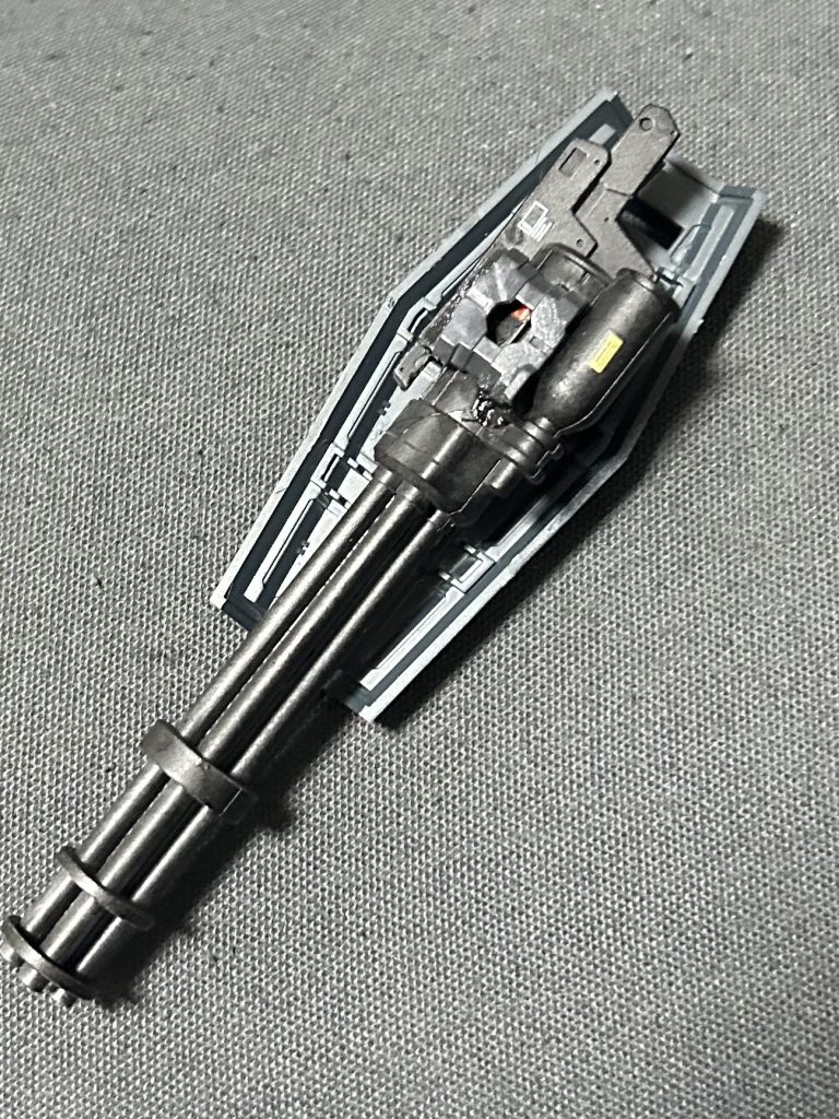 ガトリングシールドは境界戦機ウエポンセットから流用し、ジャンクパーツとポリパテで固定。接続は腕部にネオジム磁石を仕込んでます。バックパックも同様にネオジムでクレイバズーカを懸架させてます。