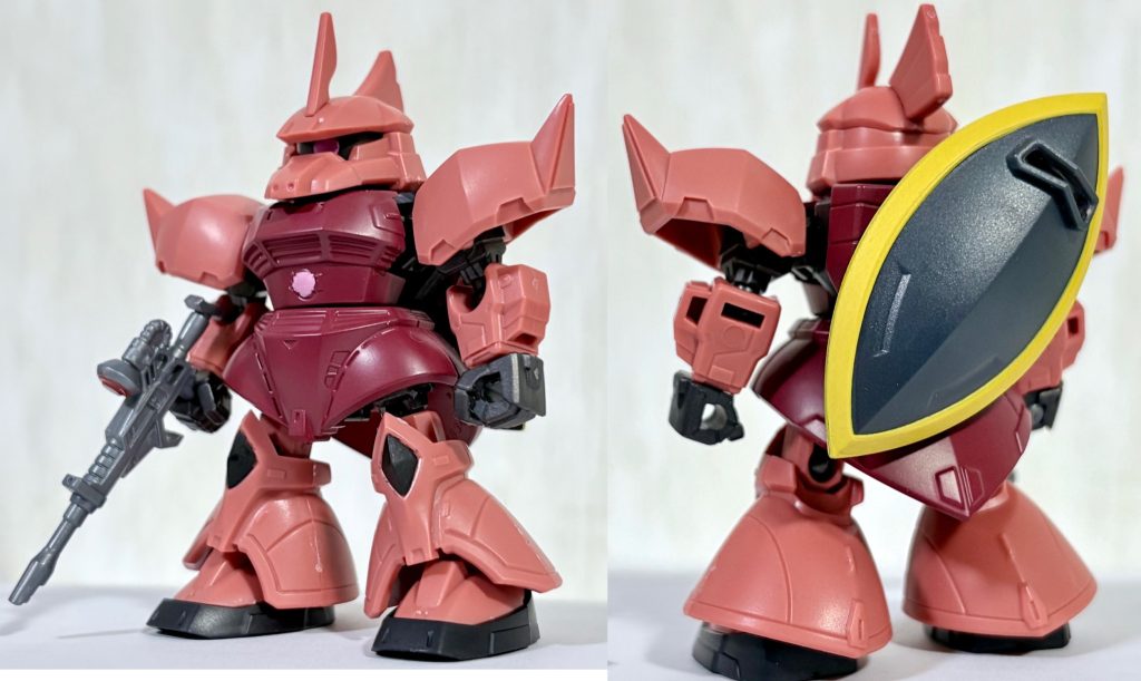 フロントビューとリアビュー。塗装はコックピットのハッチをピンクで、ひざの黒い箇所をつや消しブラック、ビームライフルのスコープ部分をシャインレッドで塗装した。なおこのゲルググは本体とビームライフルのみとなっており、シールドやビームサーベル等は「拡張パーツセット」を買わないといけないので、モビルスーツアンサンブルの同機からシールドを流用した。