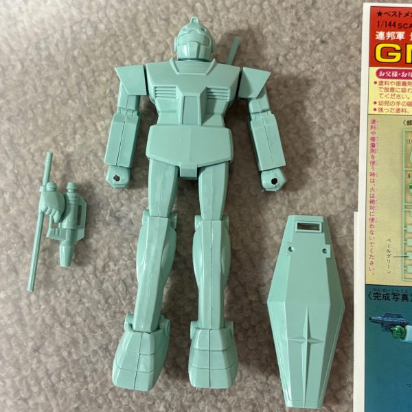 さっそく旧キットのGMを仮組みしてみた。うん、完璧なくらいGMだ（当たり前か💦）。ちなみにシールドの裏にはバンダイのバンザイマークが刻印されており、1981年製な事からガンプラブーム当時のキットを手に入れた事になるΣ（・□・；）（1枚目）