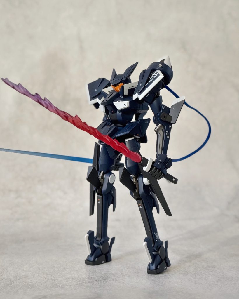 クリアパーツをグラデーション塗装先端から紫→赤、青→赤にしたビームサーベル。サーベル部分もビームエフェクトから拝借して大きくしてます。