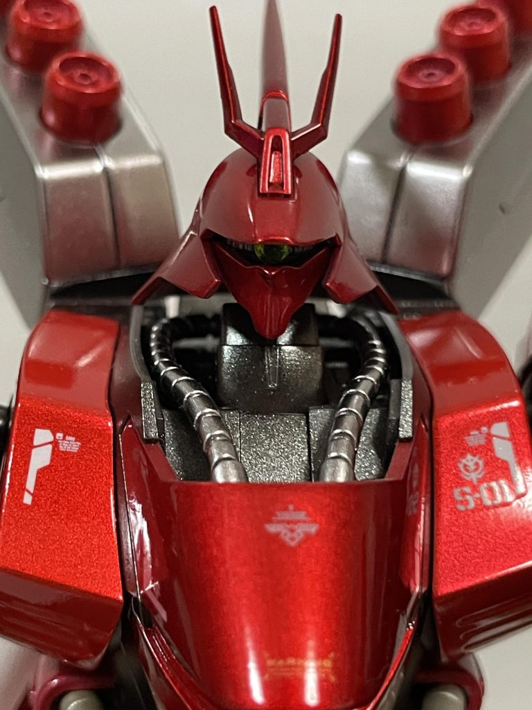 モノアイは100均のキラキラシールを削ってはめこみました