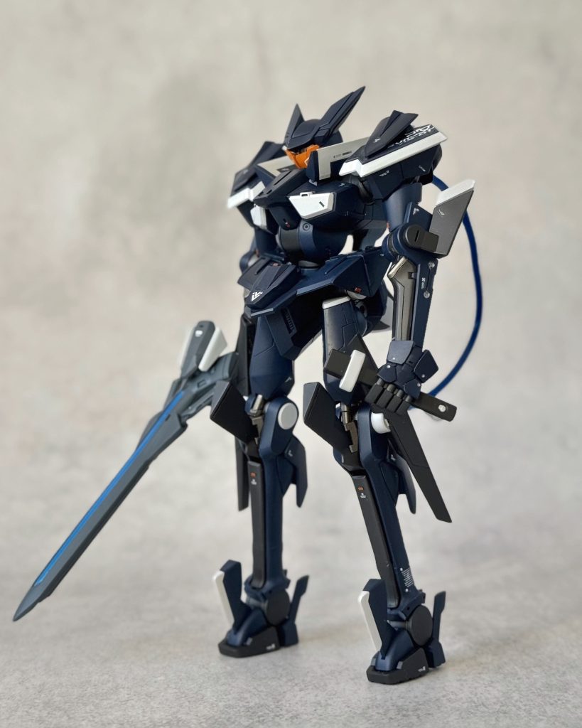 メタリック塗料をちゃんと使ってみるメインカラーのブラックにグラファイトブラックを。関節にフィニッシャーズのライトガンメタルを使ってみました。メタリック苦手でしたが、塗ってみるとかなりいい感じ✨