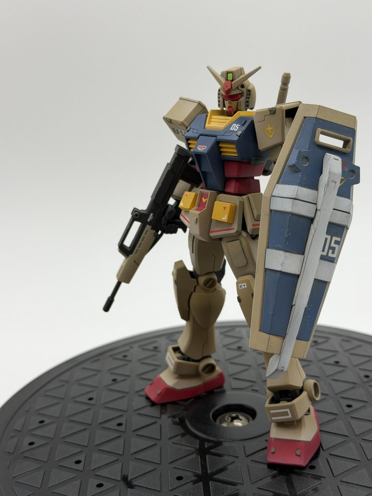 目の部分はヘビーガンダムのバイザー風に