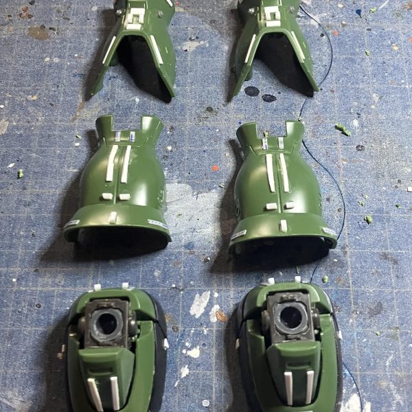 オリジンザク進捗٩( ᐛ )و一度あったことは二度ある⁈プラ板貼り、復活のスーです　笑&nbsp;さすがに2回目なので貼るスピードが上がったような？グレイズでのプラ貼りは後半、同じ厚みのプラ板を貼ってしまって、メリハリがなくなったので今回は厚みに変化を持たせてみました☺️&nbsp;明日で休み終わりって、年明けてから何か速くないですか？（2枚目）