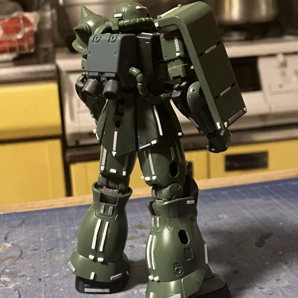 オリジンザク進捗٩( ᐛ )و一度あったことは二度ある⁈プラ板貼り、復活のスーです　笑&nbsp;さすがに2回目なので貼るスピードが上がったような？グレイズでのプラ貼りは後半、同じ厚みのプラ板を貼ってしまって、メリハリがなくなったので今回は厚みに変化を持たせてみました☺️&nbsp;明日で休み終わりって、年明けてから何か速くないですか？（3枚目）