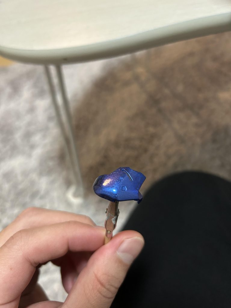 青部分はガイアさんのプリズムメタリックブルーバイオレット筆塗りだとなかなか綺麗に塗るのが難しかったです。