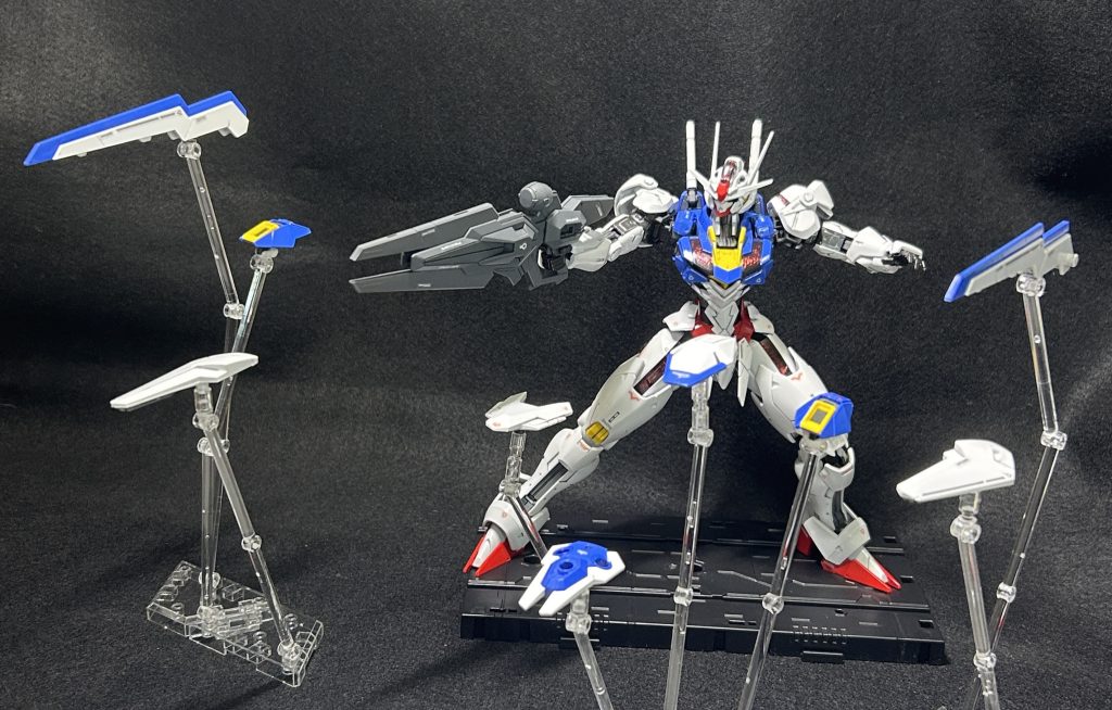 良かった点としてはクリアがキレイに乗ったこと、ブルーはエアリアルのイメージ通りに出せたことです。反省点はアルティメットホワイトが若干垂れてしまったこと、溝が浅い部分はディティールの掘り直しをしなかったためスミ入れ塗料が広がってしまったこと、クリアのツヤに少し差があることです。今は経験値が欲しいので次に活かしていきます(gandam-hand1)