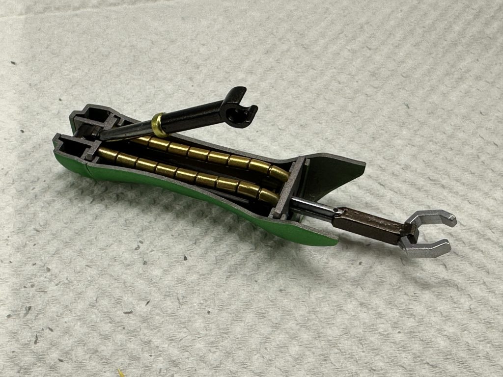 バインダのサブアームもシリンダ等一部鏡面塗装を行ってます塗装は無駄に凝ってますが展開しても目立ちません