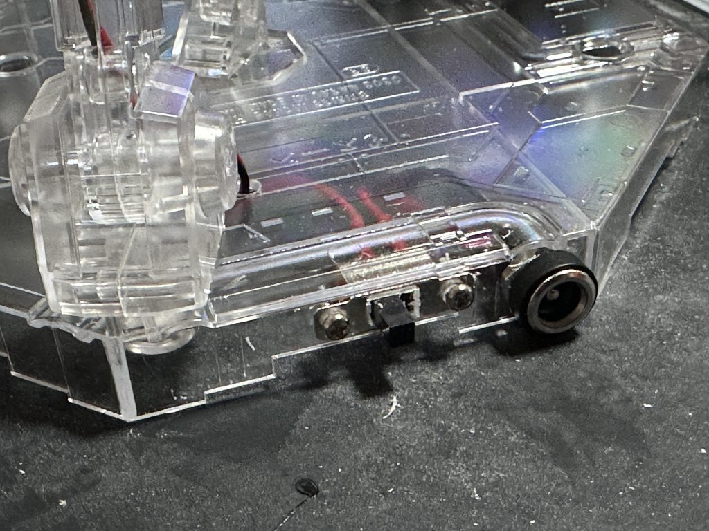 アクションベースにACアダプタを取り付けられるようにしましたスイッチも取り付けたので展示時にオンオフできるようにしてあります