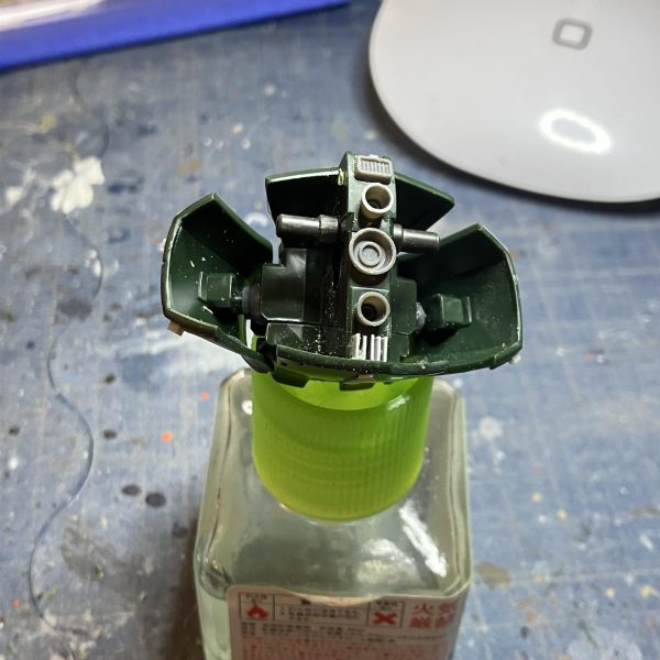 ザクに入り細を穿つとは、ザクの非常に細かい部分や、わずかな点にまで注意が行き届き、深く掘り下げて調べる様子を表す慣用句で、「入念」「詳細」「綿密」といった言葉で言い換えられ、きめ細かく徹底的に調べることを意味します&nbsp;入念にも綿密にも程遠いですがオリジンザク、ディテールアップ中バックバックにはスタビライザー的なモノを付けて、股下にはスラスターとシイタケを入れてみました&nbsp;もう塗装に入りたいけど脚の合わせ目消してなかった(￣▽￣;)&nbsp;（2枚目）