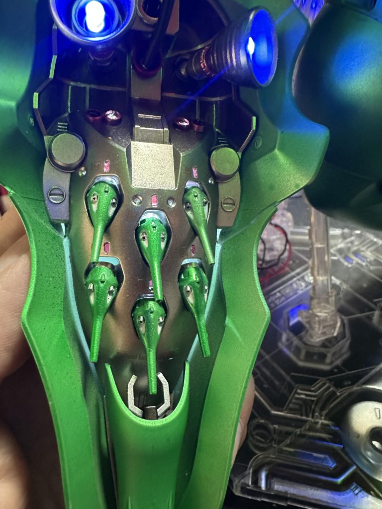 バインダのファンネル上にある長方形のモールドは穴開けて裏から着色したプラ板貼ってますコンテナ内に白LEDを入れてファンネルの隙間から白い光とモールドの穴からは赤い光が漏れるようにしてみました全然目立ちません！