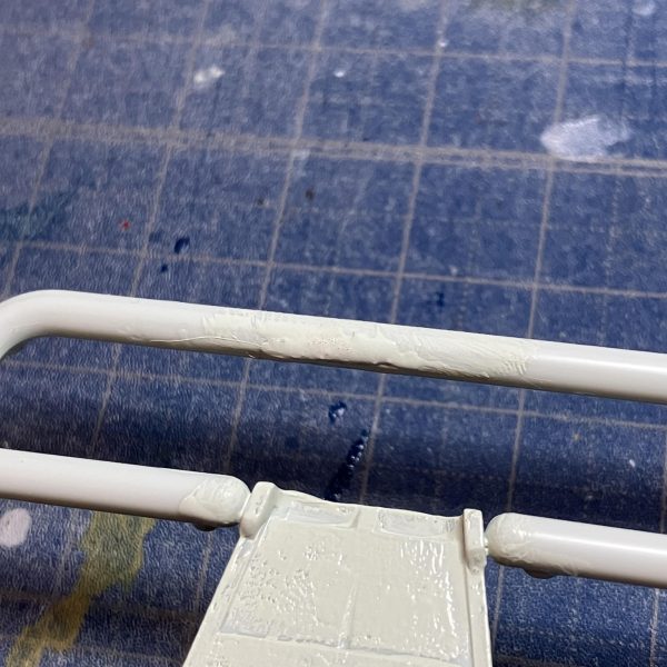 すこし前に行った安彦良和、描く人展で買った「安彦良和の色調」でランナー塗りしてみたよ筆塗り、直塗り、溶剤の臭いがするからベランダで塗りました乾燥が早くて色がぜんぜん伸びないの(T ^ T) &nbsp;笑&nbsp;（5枚目）